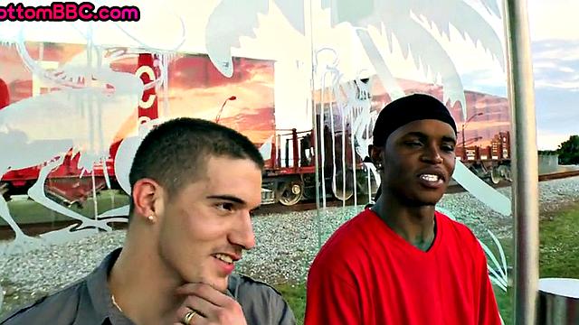 чёрный гопник получает в жопу от белого парня