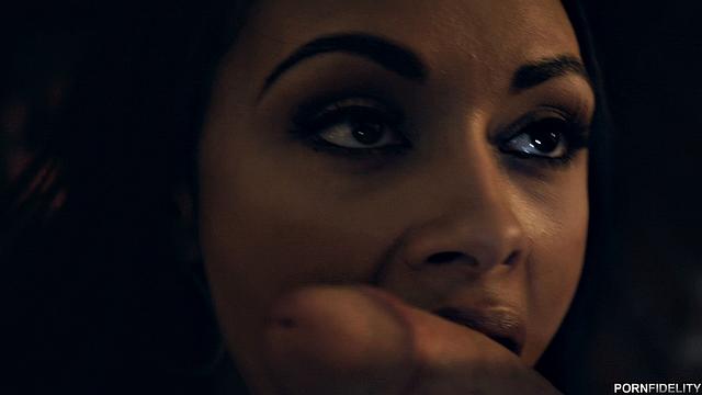 Бетани Бенз ждет соседа в халате и дает страстный минет