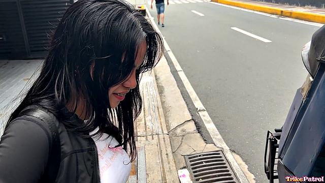 Азиатская грудь крупным планом и ей это явно нравится, главное - не перепутать размер с характером!