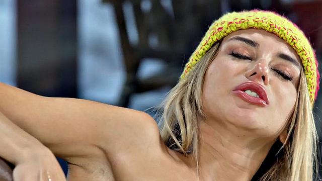 21yo nympho anal slut fucked by black dick in hole