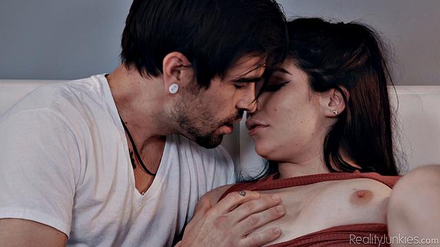 Кейра Крофт и Lucky Fate жарко трахаются в роли взрослых сводных брата и сестры, страсть и глубокий минет на кровати.