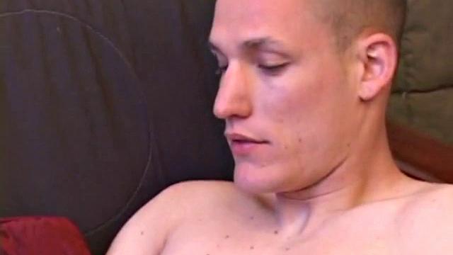 Джей Рилли дрочит, а про доставку пиццы уже и забыл - гей-версия вечеринки для своих парней.