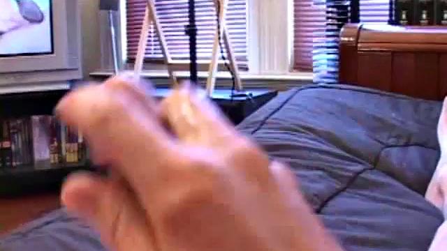 Джей Рилли дрочит, а про доставку пиццы уже и забыл - гей-версия вечеринки для своих парней.