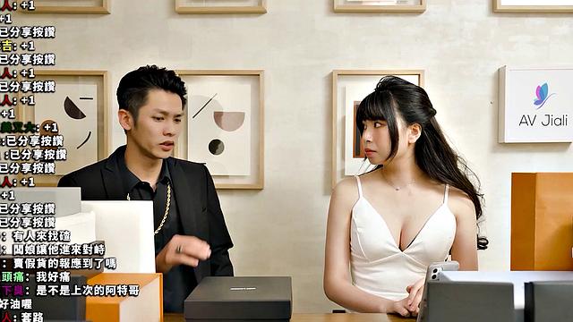 Xiaomei sucks and fucks a customer while online in her chat room