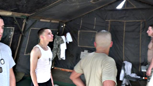 брутальные военные трахаются на природе и кончают друг другу на лица