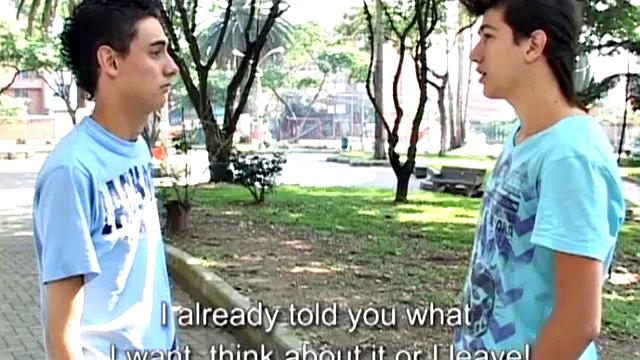 гладкие латиносы слизывают друг друга и жарко трахаются на кровати