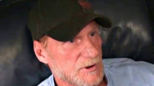 Брутальный дальнобой Red Dawg раздевается и дрочит свой здоровый член