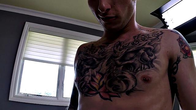 Татуированный парень сосет и получает от спортивного парня
