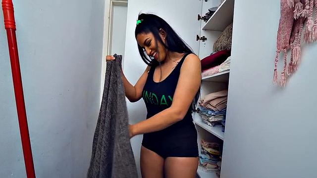 Cockhungry maid throating and pussyfuck by boss