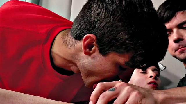 Sturdy top having oral and bareback threeway with hunks