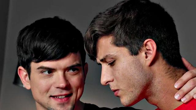 Sturdy top having oral and bareback threeway with hunks