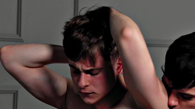 Sturdy top having oral and bareback threeway with hunks