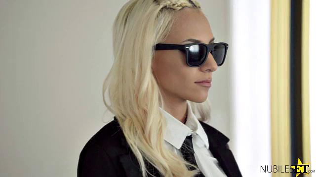 Here Come the Men In Black - S3:E1