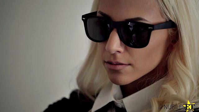 Here Come the Men In Black - S3:E1