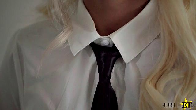 блондинка-агент раздевается и жадно принимает двух мужиков