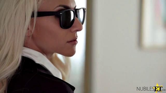 Here Come the Men In Black - S3:E1