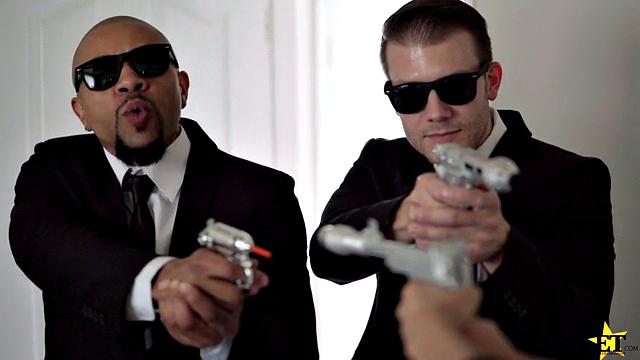 блондинка-агент раздевается и жадно принимает двух мужиков