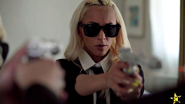 Here Come the Men In Black - S3:E1