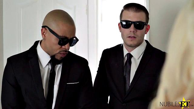 Here Come the Men In Black - S3:E1