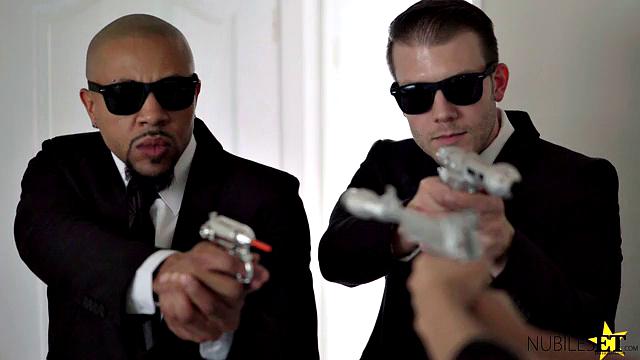 Here Come the Men In Black - S3:E1