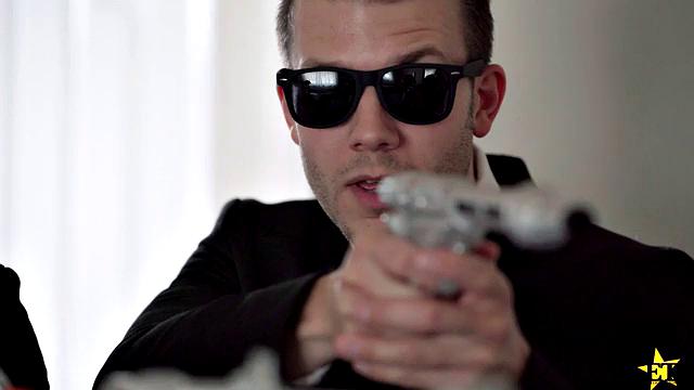 Here Come the Men In Black - S3:E1