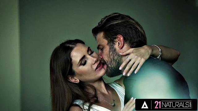 Мария Рок страстно сосёт и глубоко принимает член Винса Картера в миссионерке, потом получает сперму на лицо и в киску.