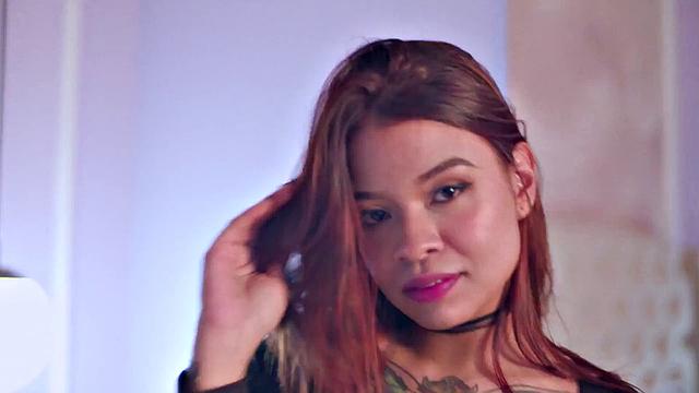 татуированная латина-секретарша соблазняет в офисе