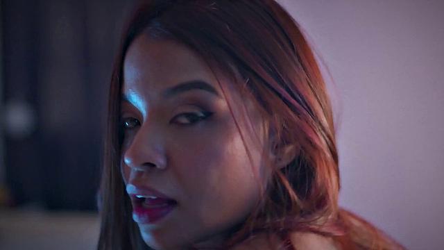 татуированная латина-секретарша соблазняет в офисе