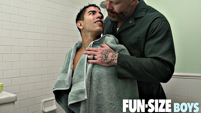 Мило разносит душ - страсть, анальный разрыв и жёсткий трах