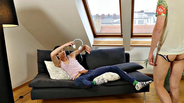 Антони Картер страстно отдаётся Максиму Кингу на диване