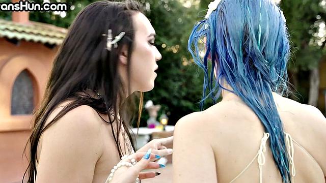 Транс с синими волосами и грудью как арбузы - трахается на свежем воздухе, парик на месте