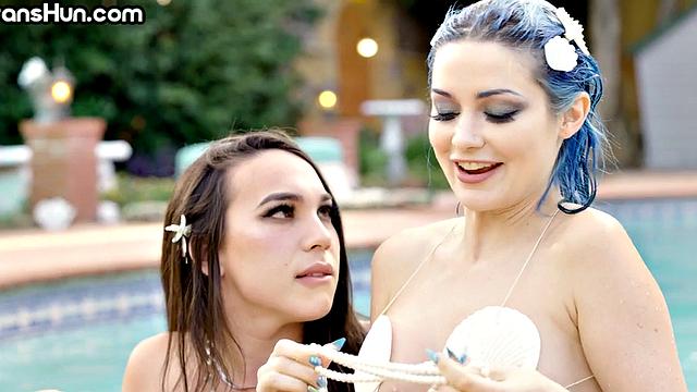 Транс с синими волосами и грудью как арбузы - трахается на свежем воздухе, парик на месте