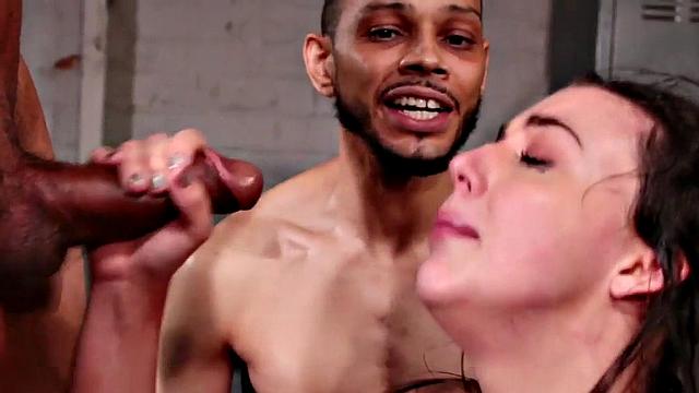 брюнетка на двух стволах гадает, кто сегодня в её жопе