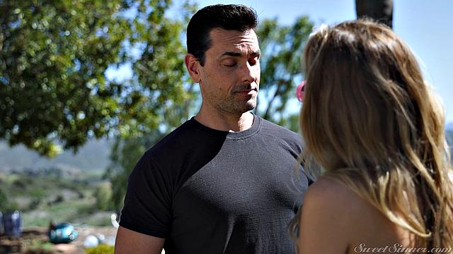 Хейли Рид срывает страсть в жестком сексе с большим членом в спальне Nathan Bronson'а.