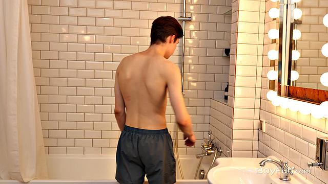 Scott Smith Jerking In The Shower