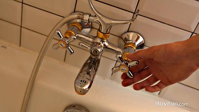 Scott Smith Jerking In The Shower