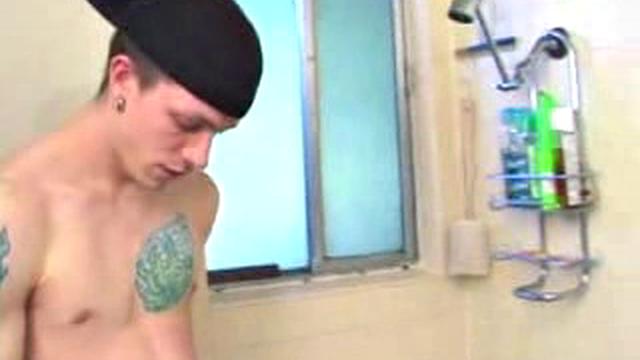 Shane Jerks Off In Tub