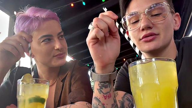 Татуированная бунтарка заводит розоволосую подругу пальцами до исступления