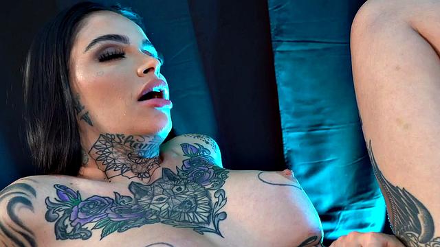 Busty tattooed babe tribbed by GF after pussyeating