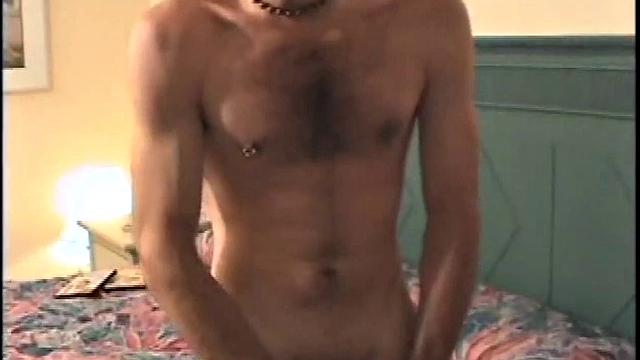 Бен решил подрочить на камеру и давно не скрывает ориентацию - гей-контент для взрослых зрителей с сарказмом.