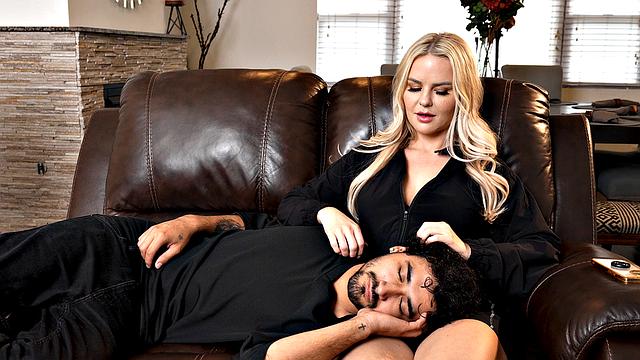 подруги решили поддержать друг друга и устроили семейную оргии