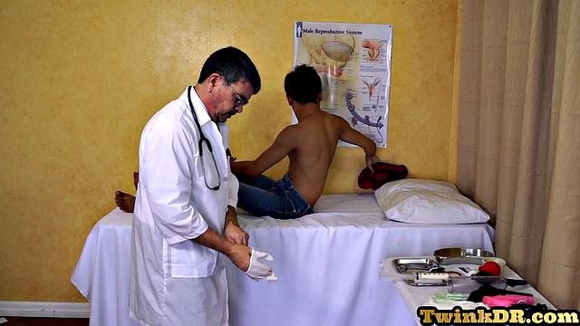 Asian twink gets assdrilling by 2 doctors