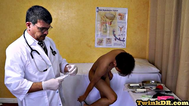 азиат принимает двух врачей в кабинете