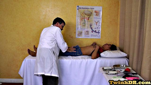 азиат принимает двух врачей в кабинете