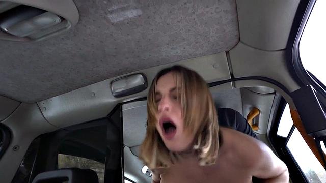Альтернативная чертовка в чулках трахает таксиста и экономит на поездке
