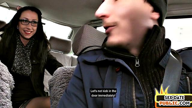 задротка в очках раздвинула ножки и отдалась в лесу