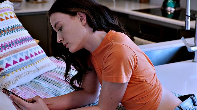 вероника черч раздевается и нежно дрочит свою сочную киску