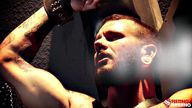 мускулистый парень связан и жестко трахнут хозяином