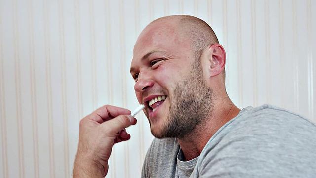 гибкая балерина Николь ловко прогнулась и поймала заряд