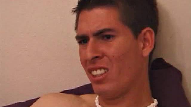 veneco раздевается и дрочит перед камерой, кончая мощно